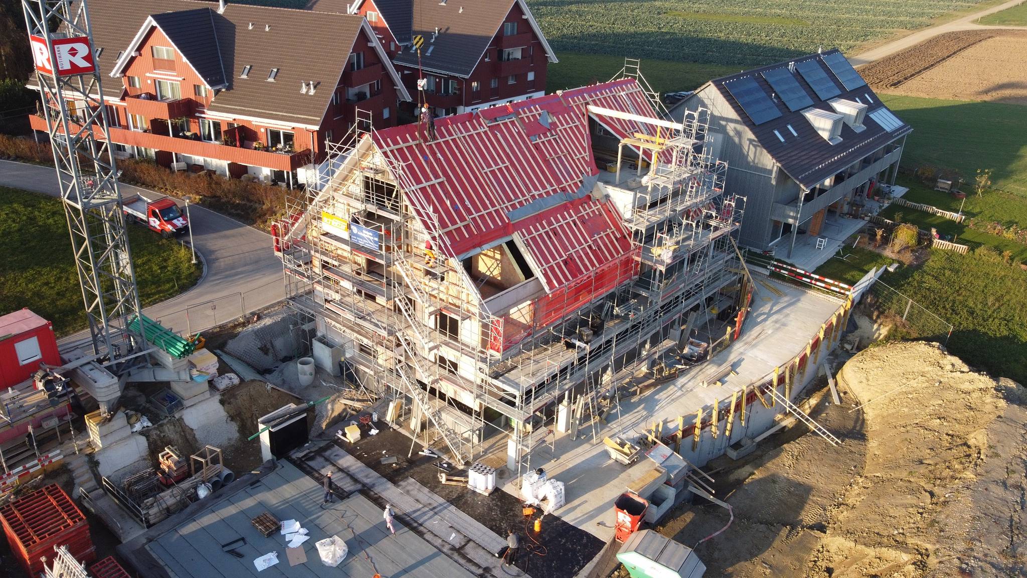 Holzbau-Aufrichte bei einem MINERGIE-P MFH