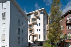 arento ag_nachhaltige architektur_Mehrfamilienhaus Davos_Fassade Strasse.jpg