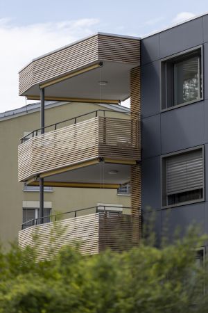 arento ag-nachhaltige architektur_Plusenergiehaus_Solarfassade_Holzbalkone.jpg